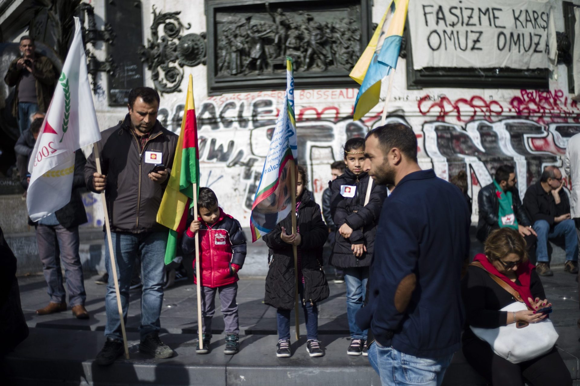 Milhares nas ruas de Paris contra “política de guerra” turca