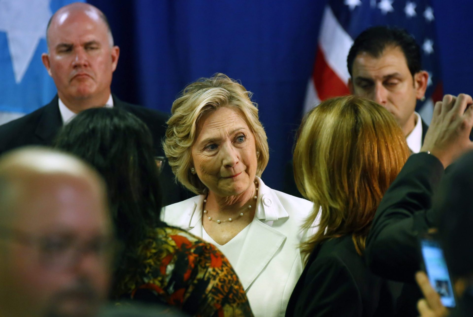 Hillary Clinton arranca debate democrata com promessa de lutar contra a desigualdade