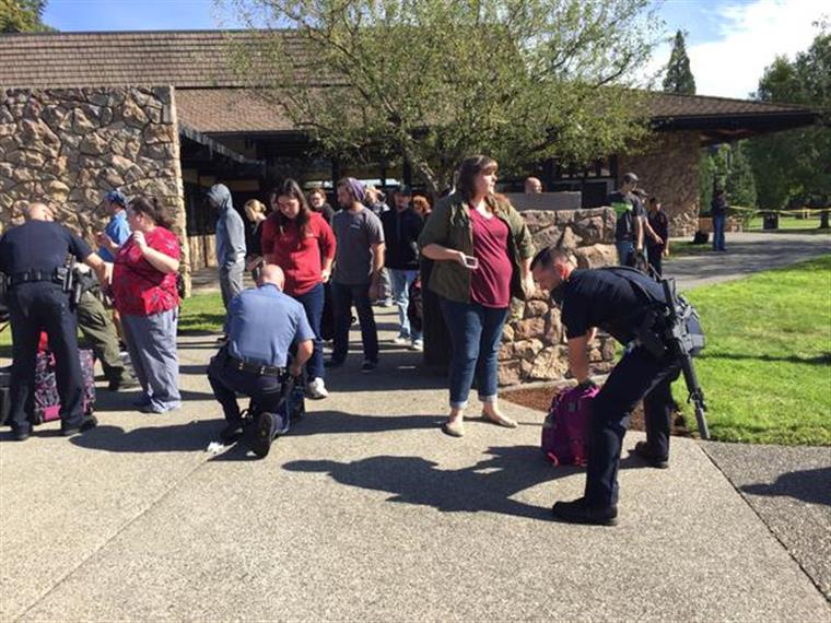 Morto pela polícia o autor de disparos em universidade em Oregon