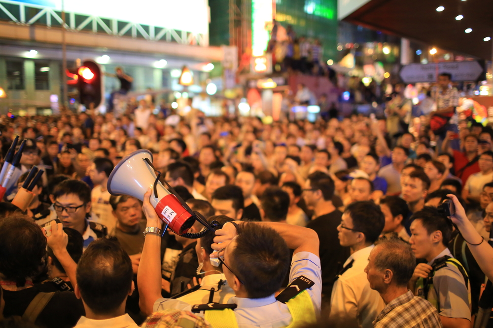 Hong Kong. Sete polícias acusados por agressão a activista