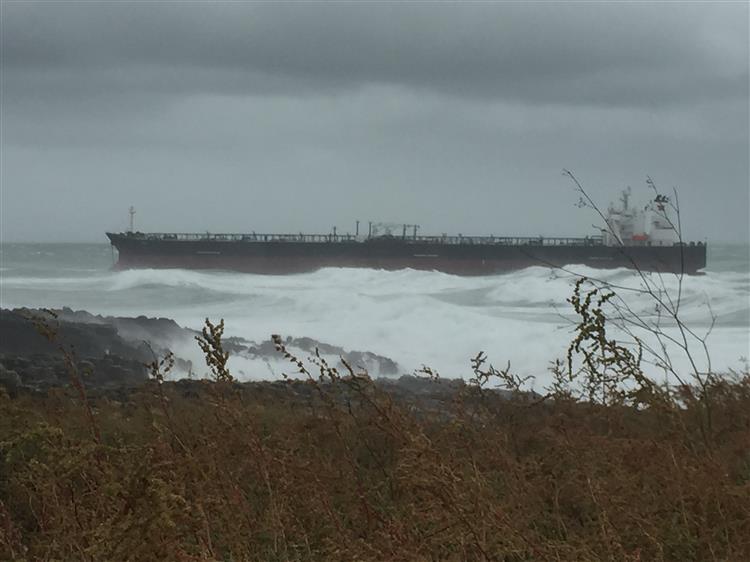 Tripulantes a bordo de navio encalhado em Cascais colaboram com autoridades