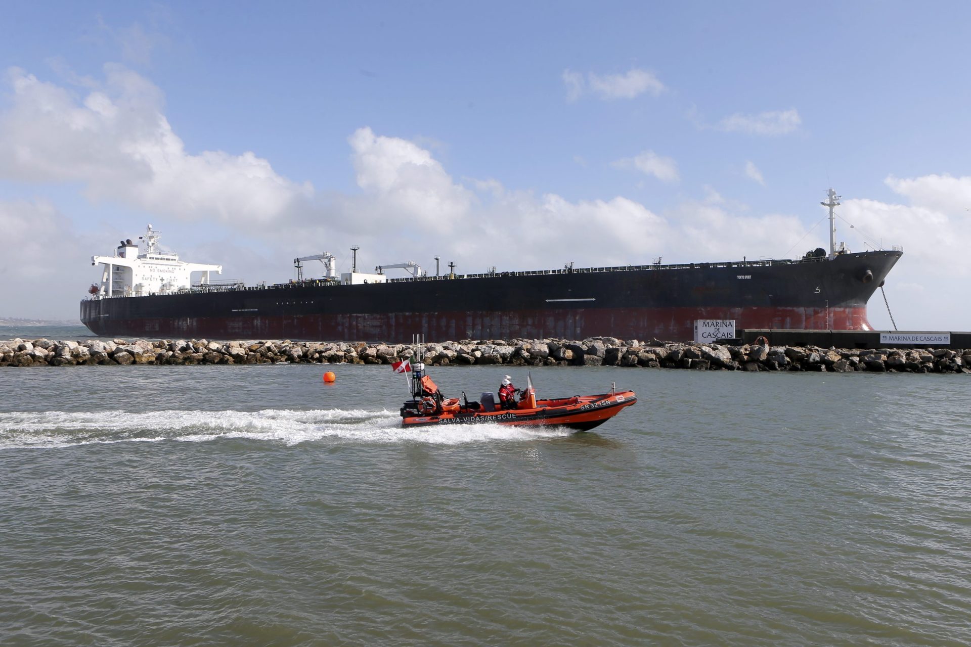 Resgate de petroleiro encalhado desperta atenções em Cascais