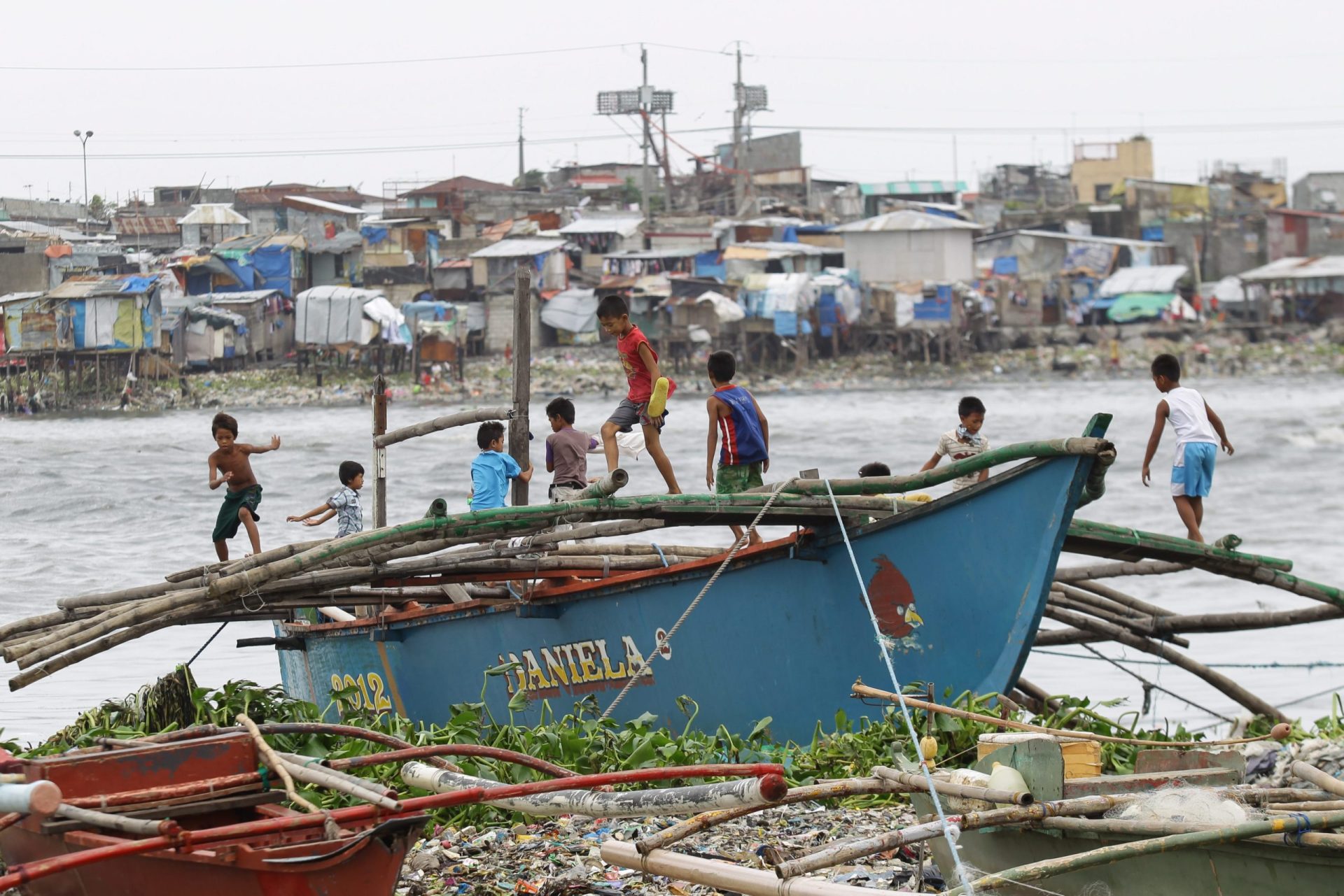 Filipinas. Tufão Koppu enfraquece após causar quatro mortos