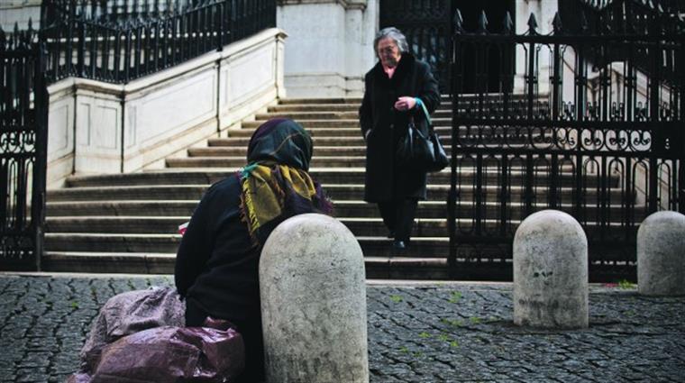 Sem-abrigo reclamam a mesma ajuda que está a ser dada aos refugiados