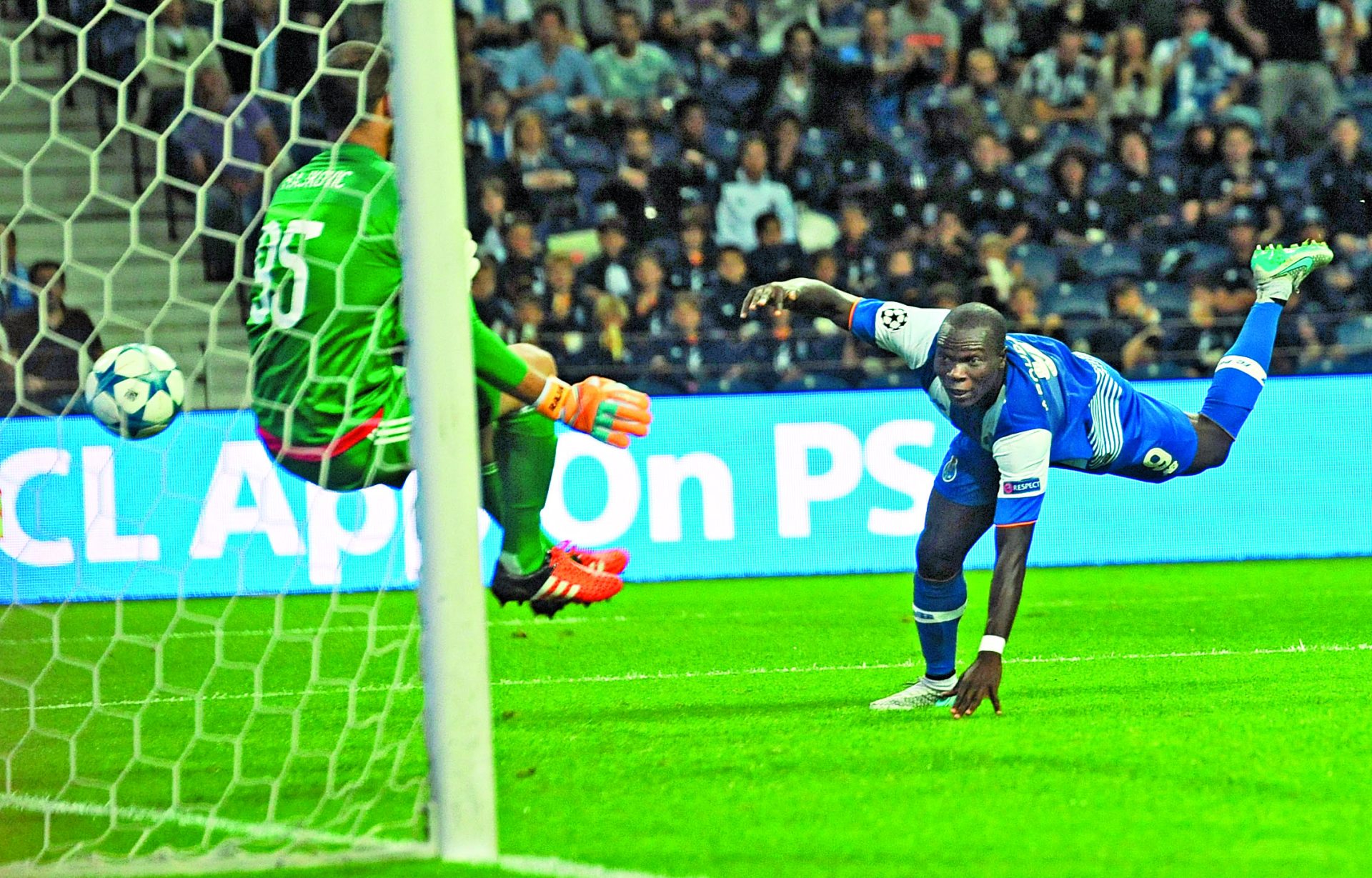 Porto-Maccabi. Dois golos e um beijo na relva