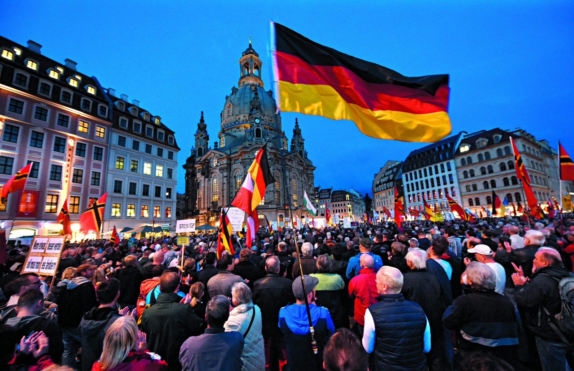 Xenófobos sopram as velas em Dresden e Merkel sente um arrepio