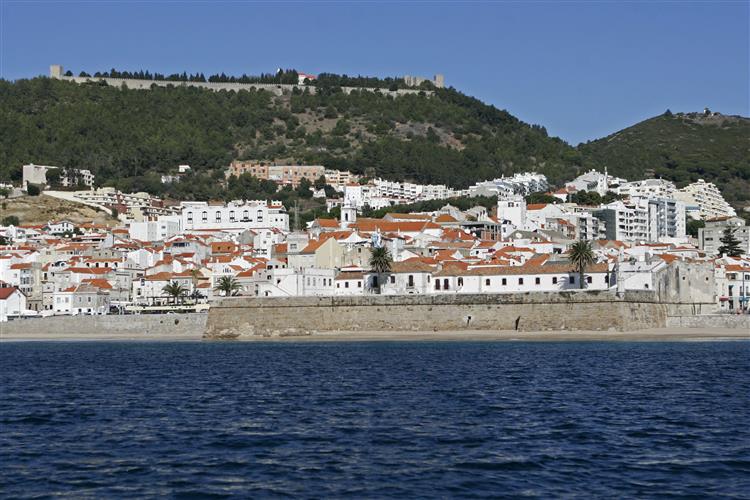 Marinha Portuguesa resgata 14 pescadores naufragados em Sesimbra