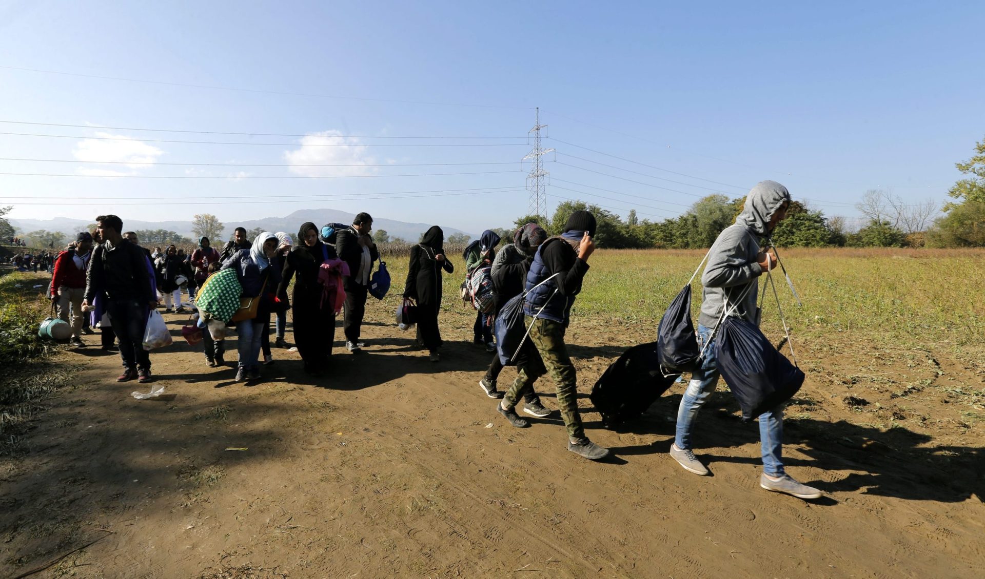Líderes dos Balcãs ameaçam fechar fronteiras aos migrantes