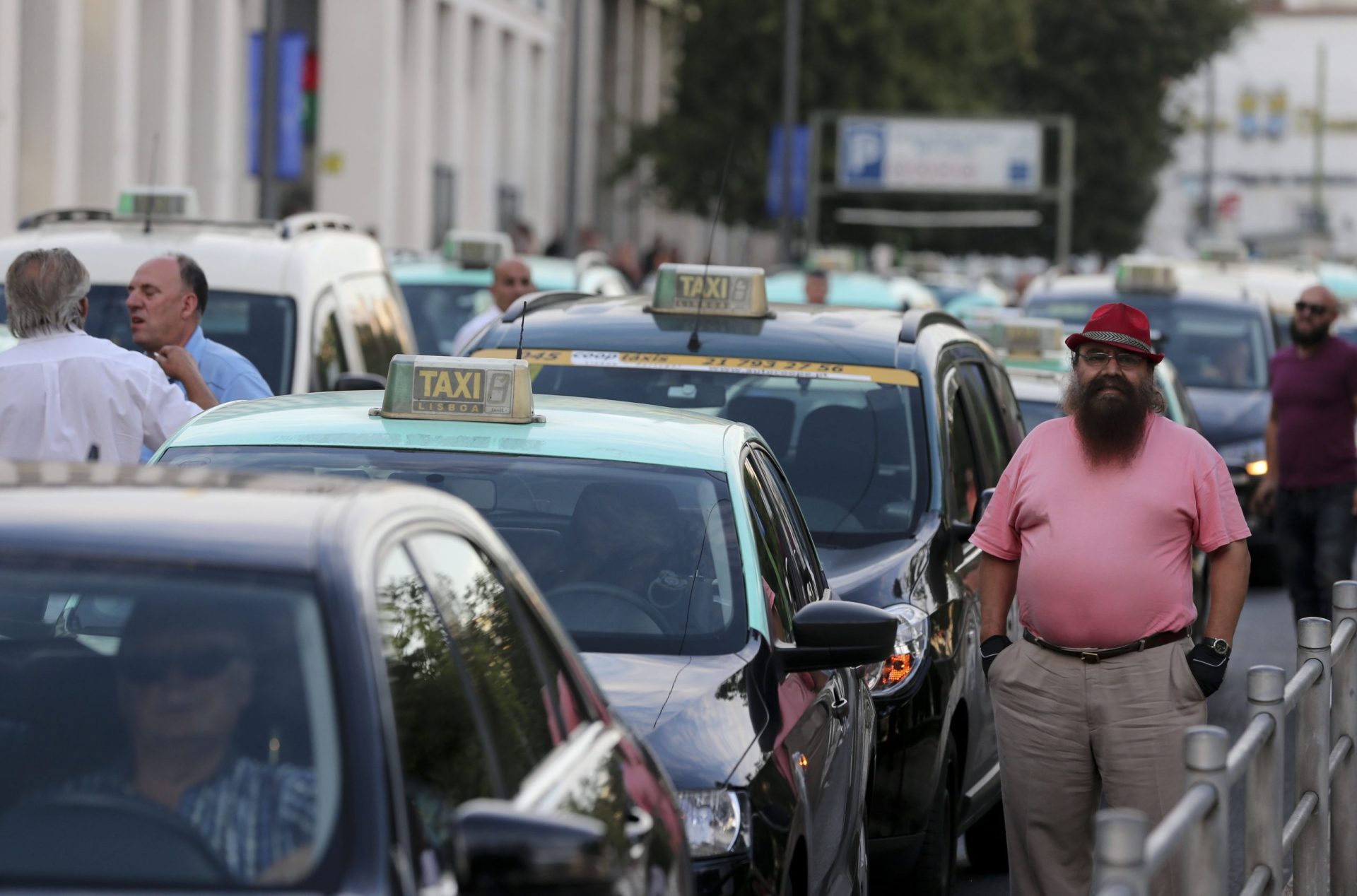 Centenas de taxistas concentram-se no Martim Moniz à espera de Passos