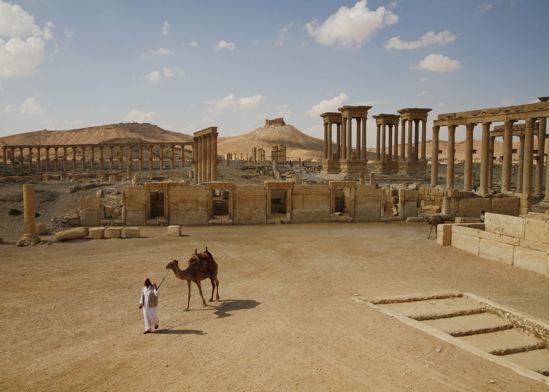 Estado Islâmico destrói monumento em Palmira para executar três pessoas