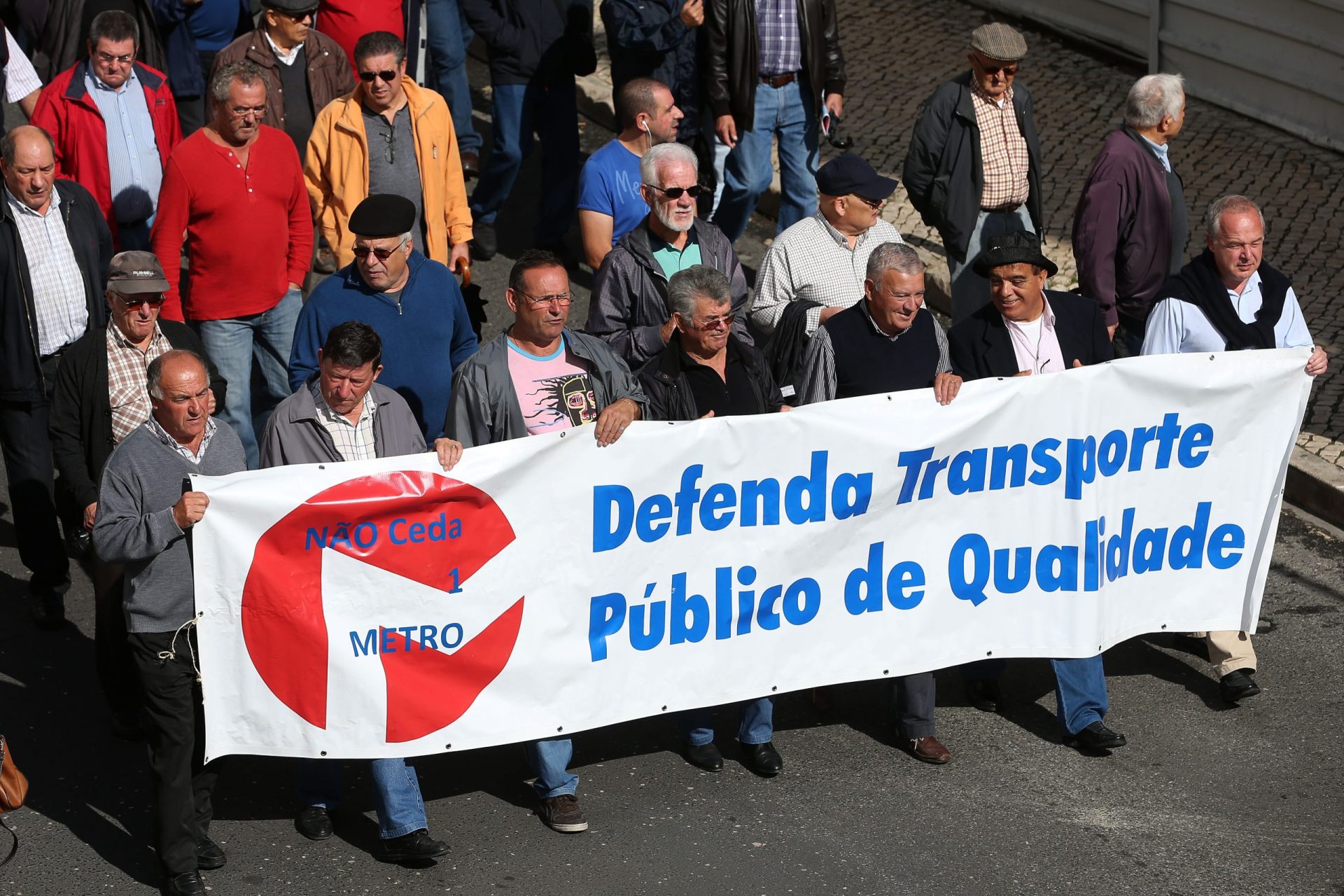 Trabalhadores entregam borracha para apagar contratos do Metro de Lisboa e da Carris (fotos)