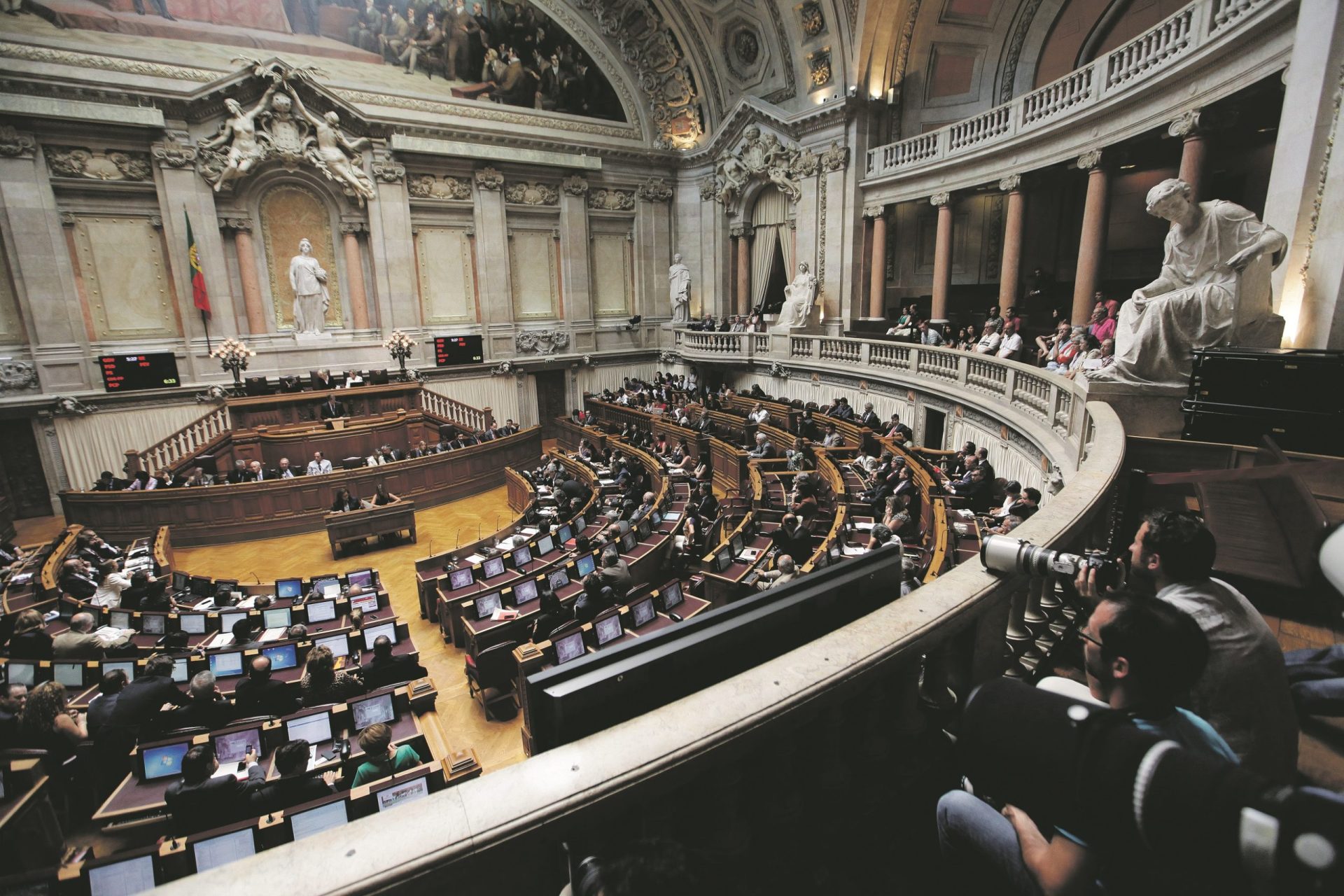 Catorze deputados do PS contra a direcção