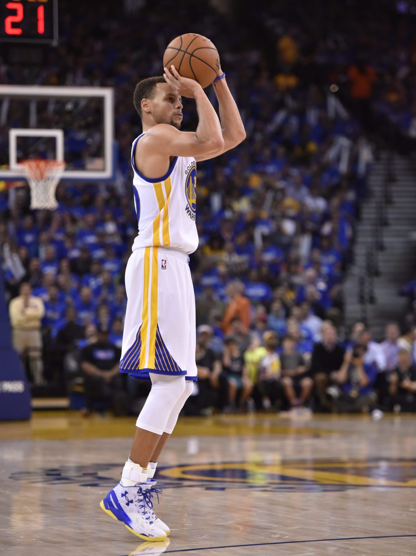 Stephen Curry joga como se nunca tivesse parado