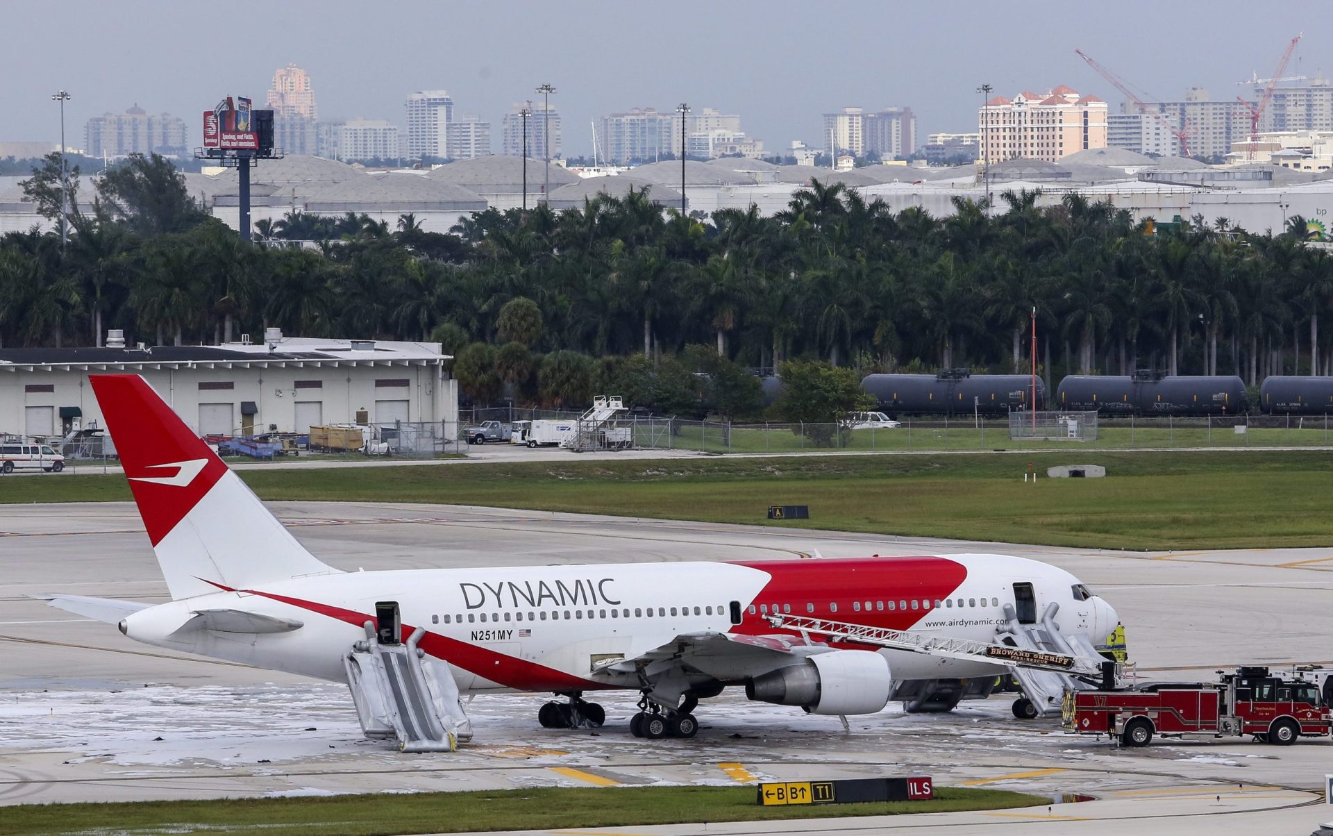 Incêndio em avião em aeroporto da Florida causa 15 feridos