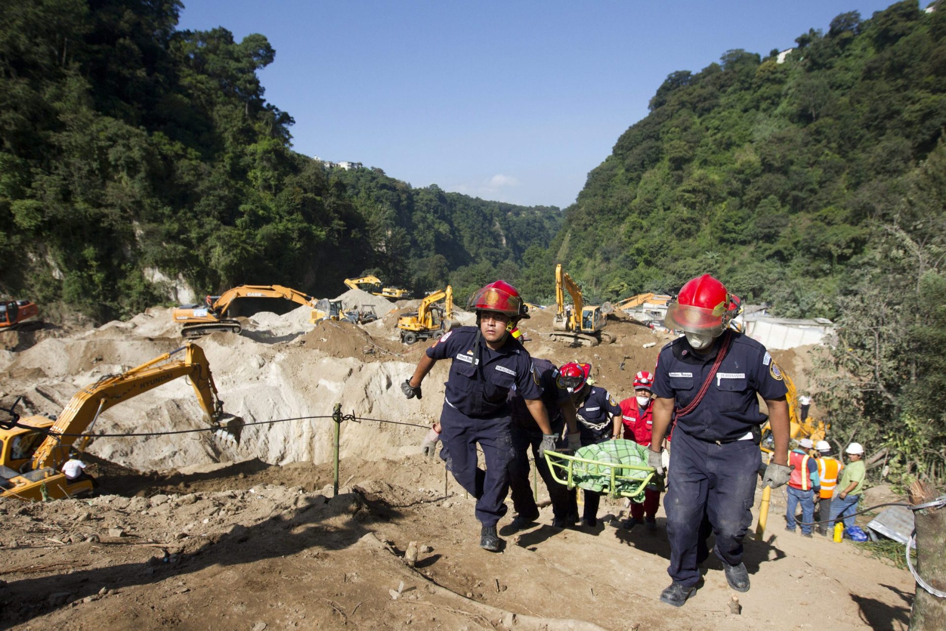 Sobe para 152 o número de mortos em deslizamentos de terras na Guatemala