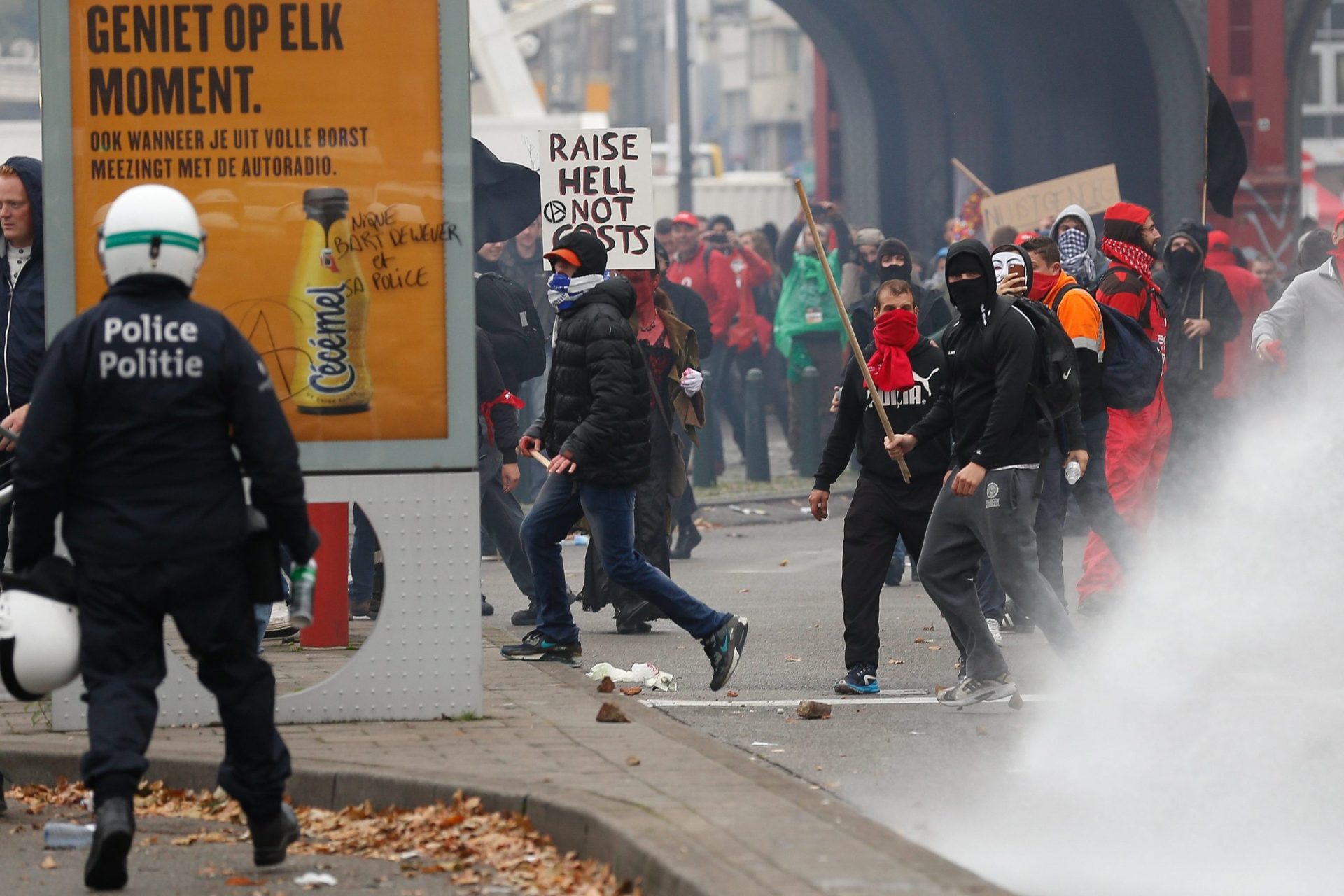 Milhares de manifestantes contestam medidas de austeridade na Bélgica (fotos)