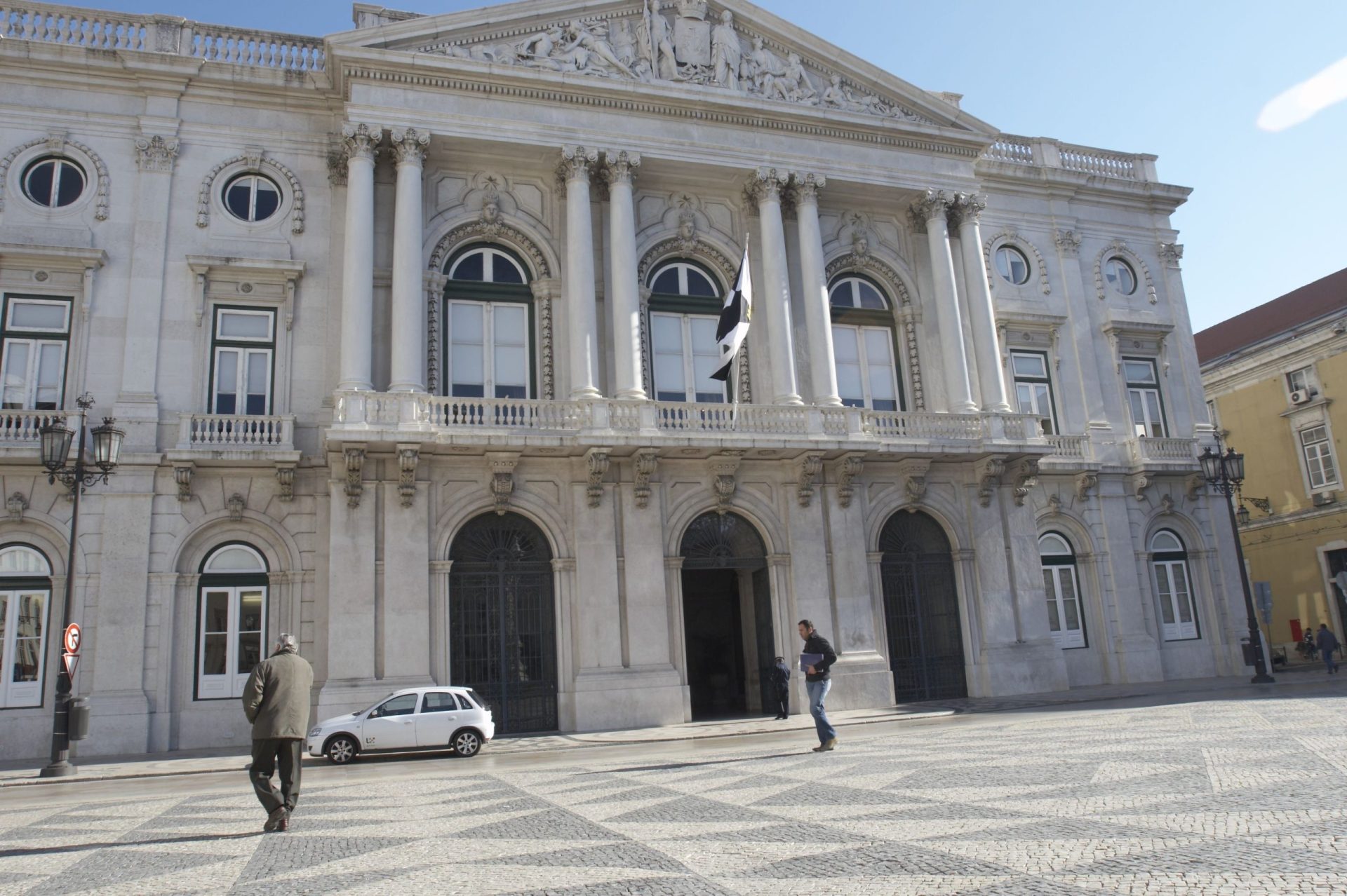 Câmara de Lisboa vai reduzir IMI para famílias com filhos