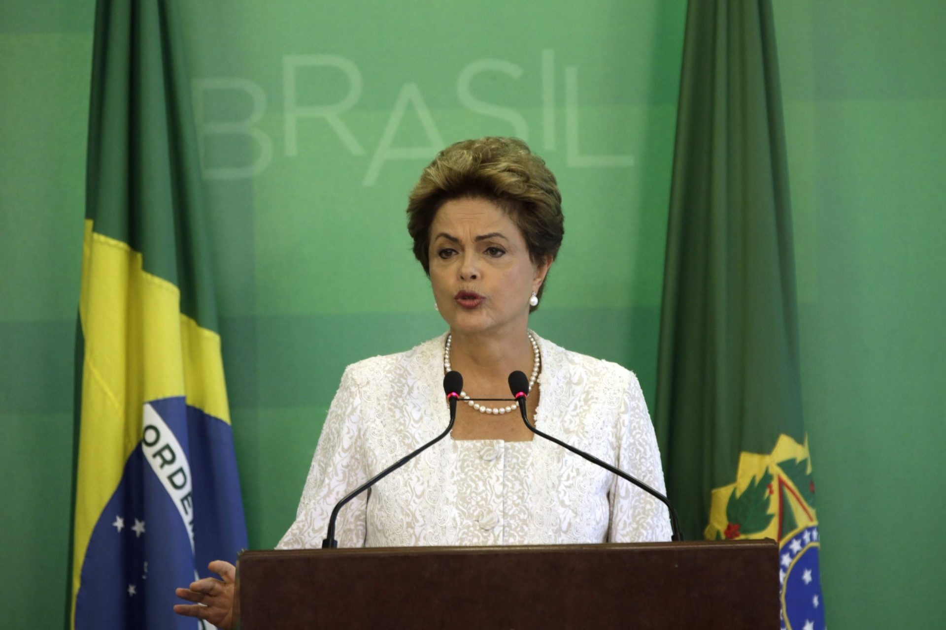 Oposição brasileira pede demissão de Dilma Rousseff