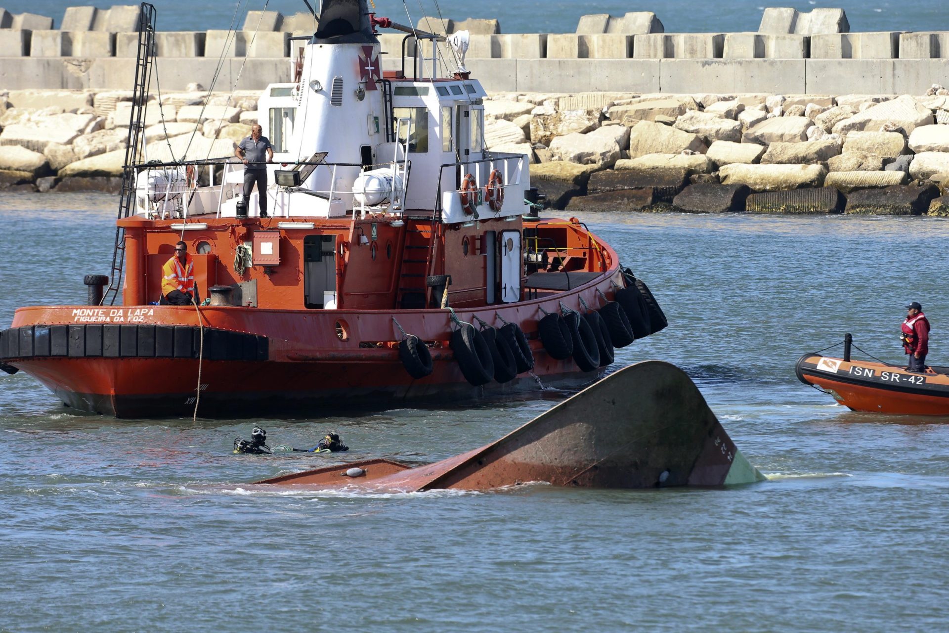 Figueira da Foz. Arrastão presumivelmente fora do canal de navegação