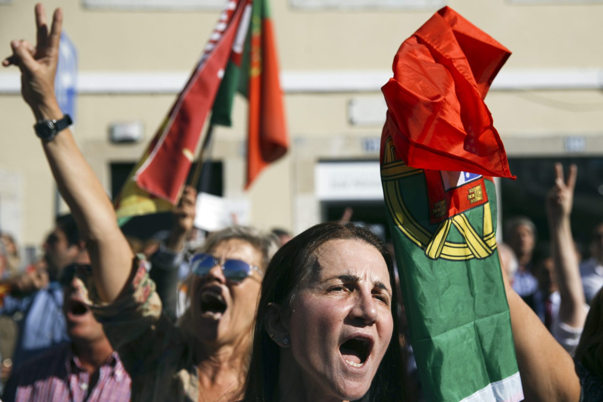 Centenas protestam frente à AR contra moção de rejeição