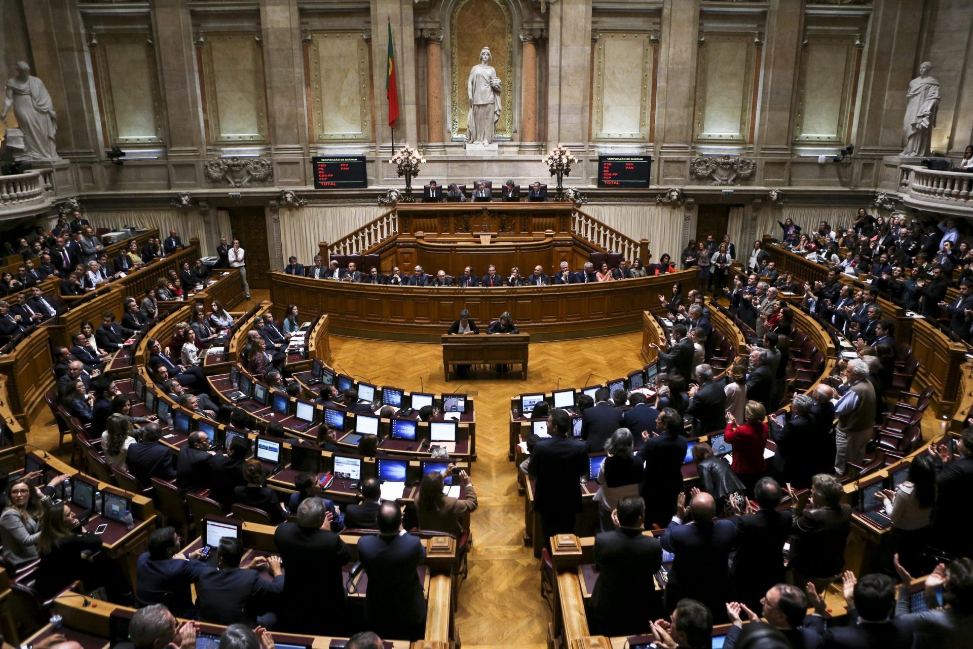 Parlamento barra propostas do governo