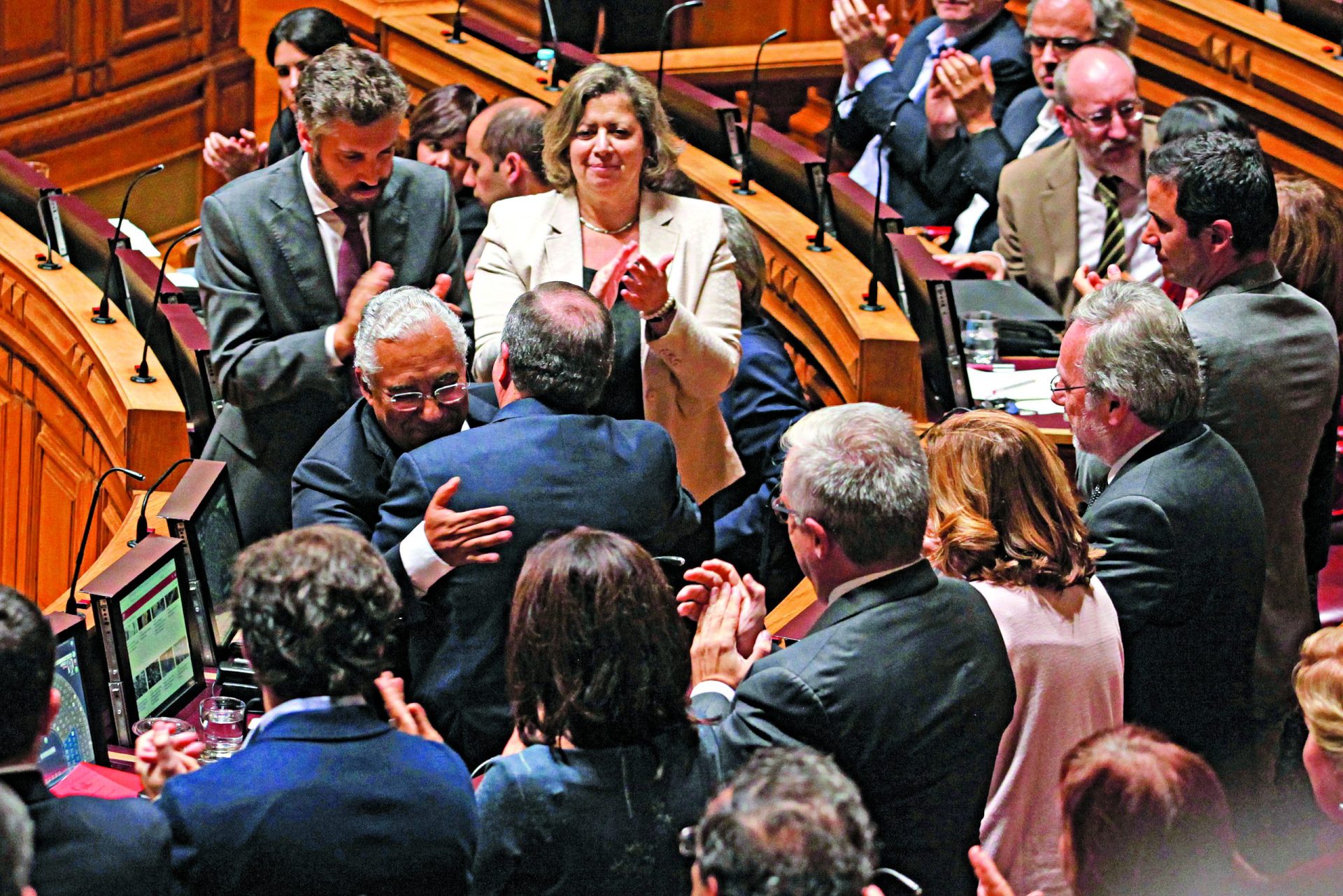 PS. Desta vez, o n.º 2 do governo senta-se na primeira fila  do parlamento