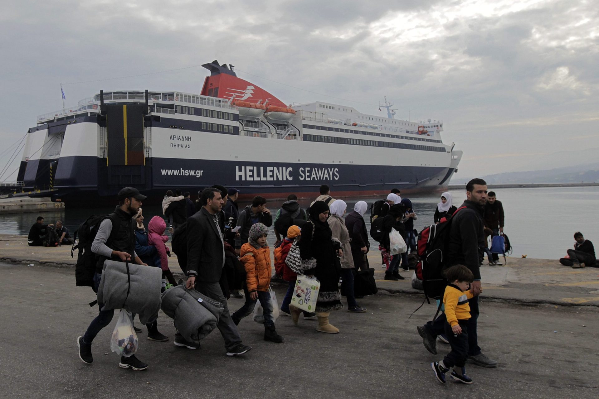 Mais de 800 mil migrantes chegaram à Europa via Mediterrâneo