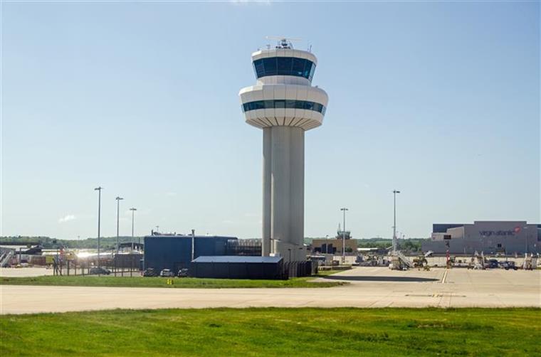 Francês detido com uma arma no aeroporto londrino de Gatwick