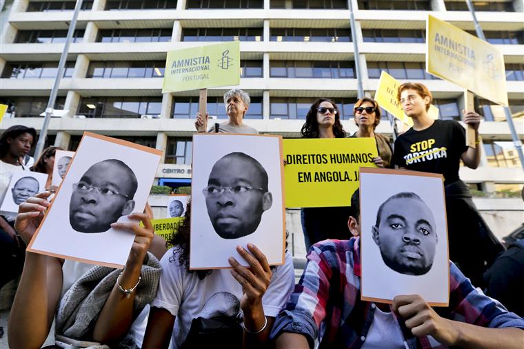 Júlio Pomar e Araújo Pereira lêem o livro que levou à prisão dos activistas angolanos