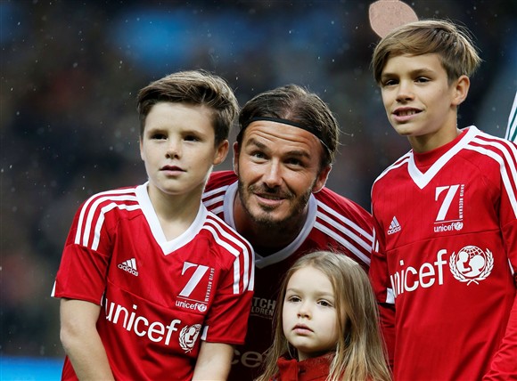 Filho mais velho de Beckham subtitui pai em fim de jogo [vídeo]