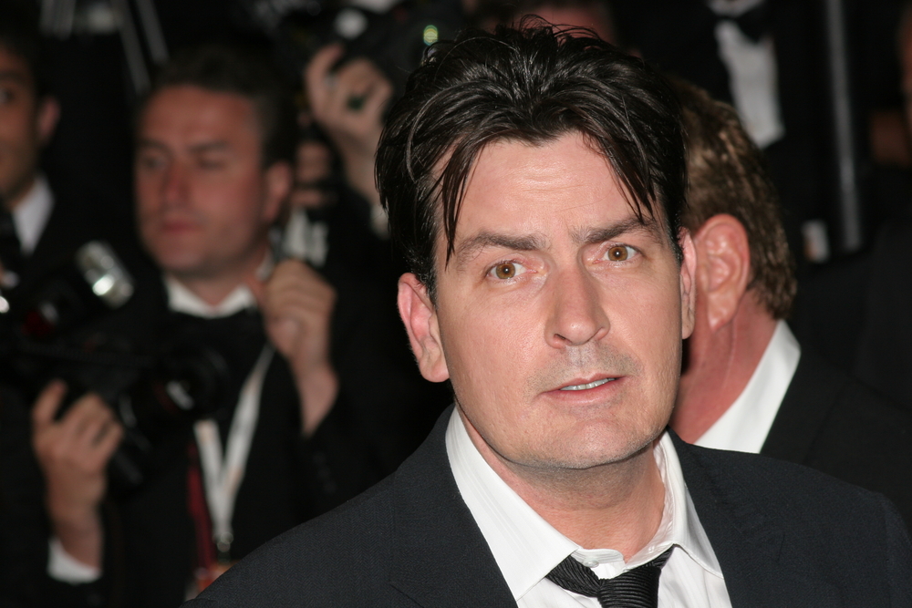 Charlie Sheen vai anunciar que é portador do vírus da sida