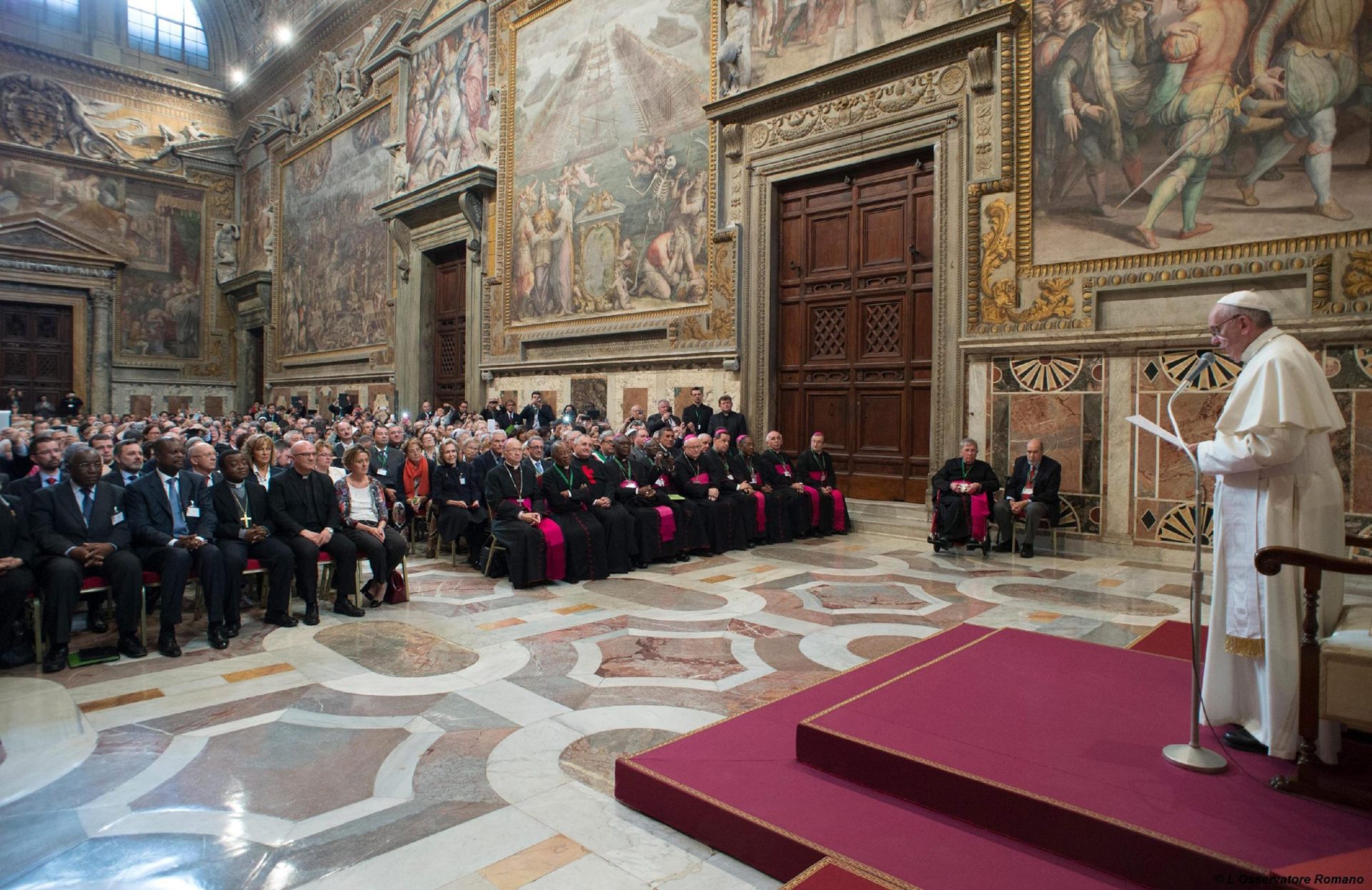 Papa Francisco mantém-se longe de padres “assustadores e neuróticos”