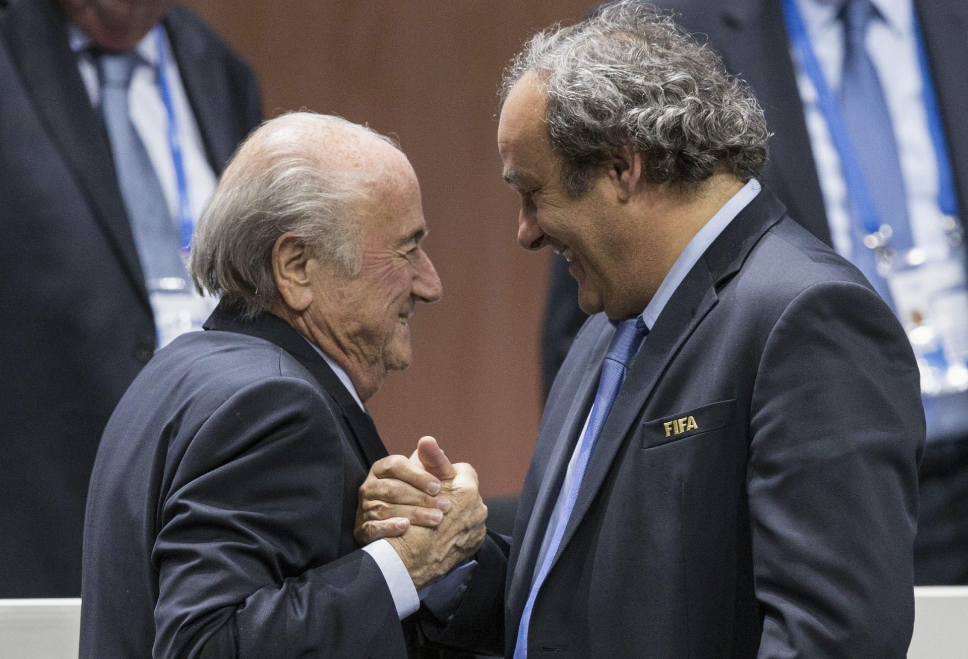 Investigadores da FIFA pedem sanções contra Blatter e Platini