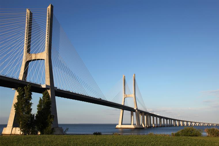 Duas faixas cortadas na Ponte Vasco da Gama devido a acidentes