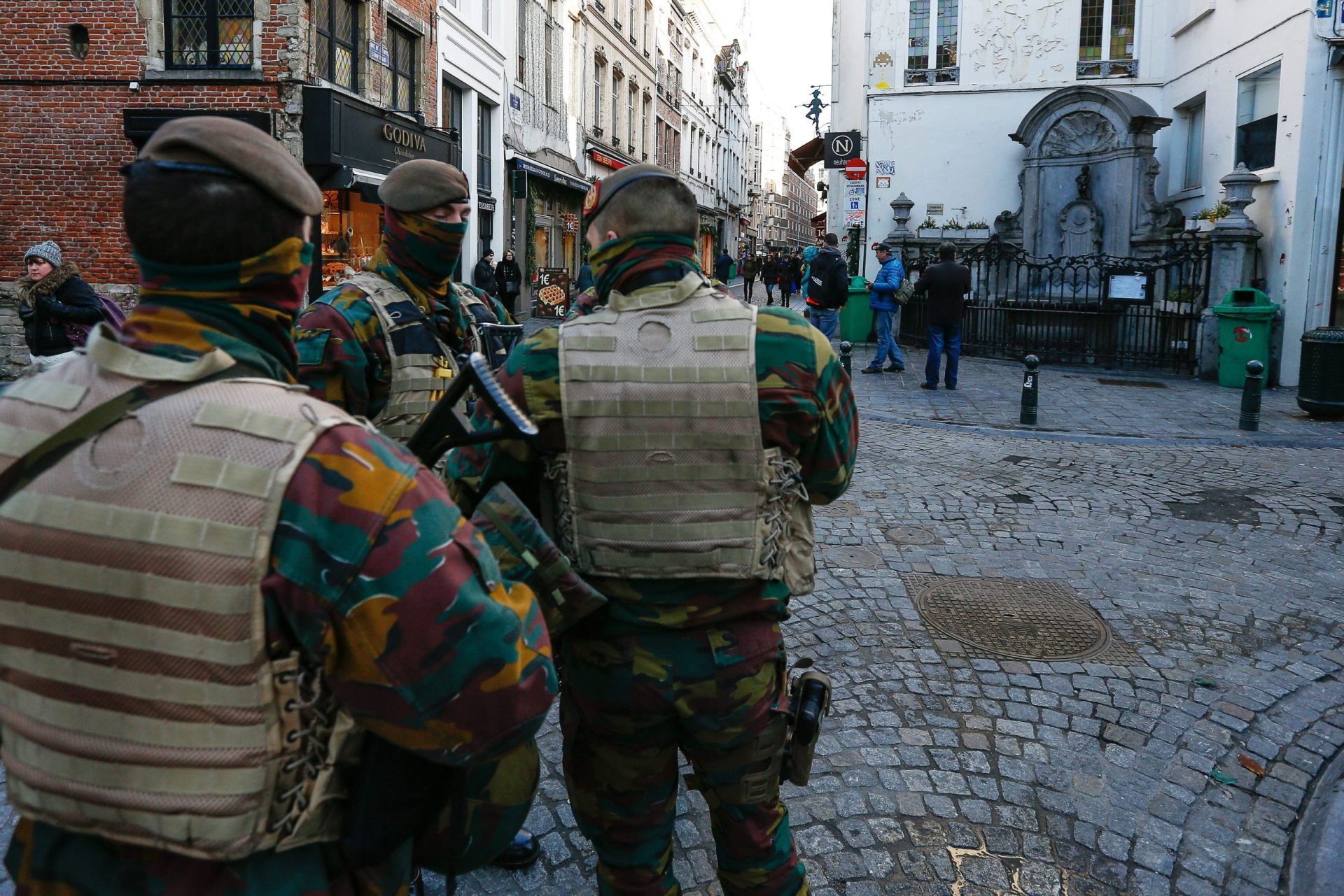 Mais cinco detidos na Bélgica