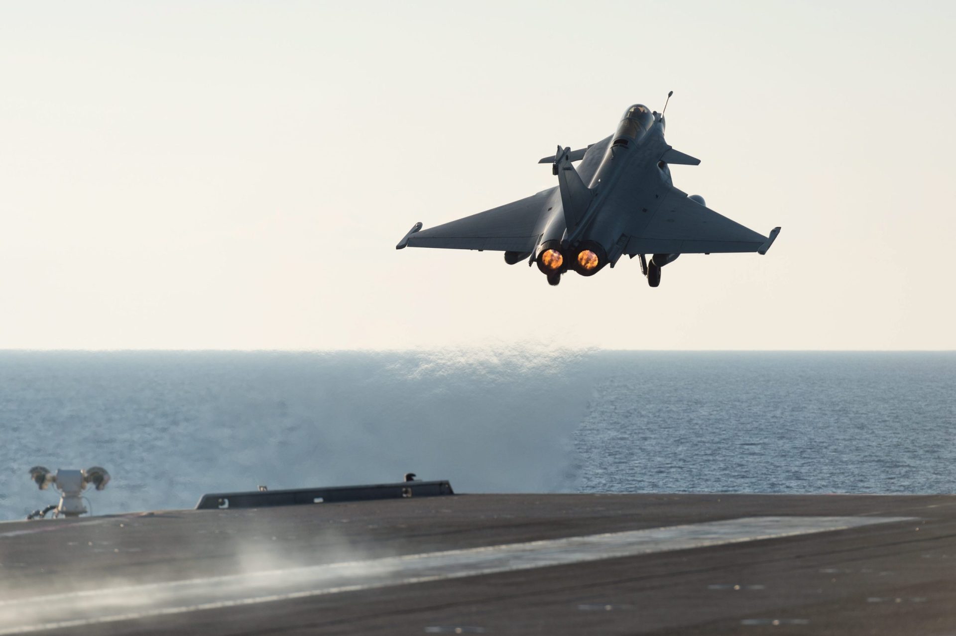 França. Caças-bombardeiros largam do porta-aviões Charles de Gaulle para bombardear Síria