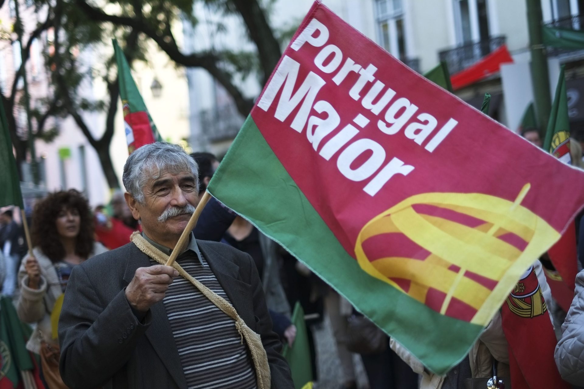 Cerca de 40 pessoas protestaram no Largo do Carmo contra o governo socialista