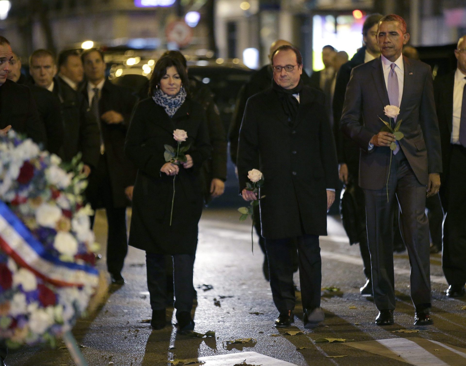 Atentados. Obama e Hollande prestam homenagem às vítimas no Bataclan