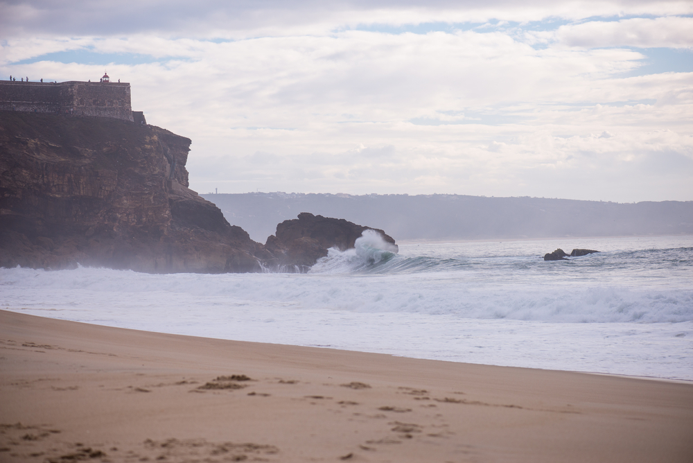 Seis pescadores resgatados de barco a arder ao largo da Nazaré