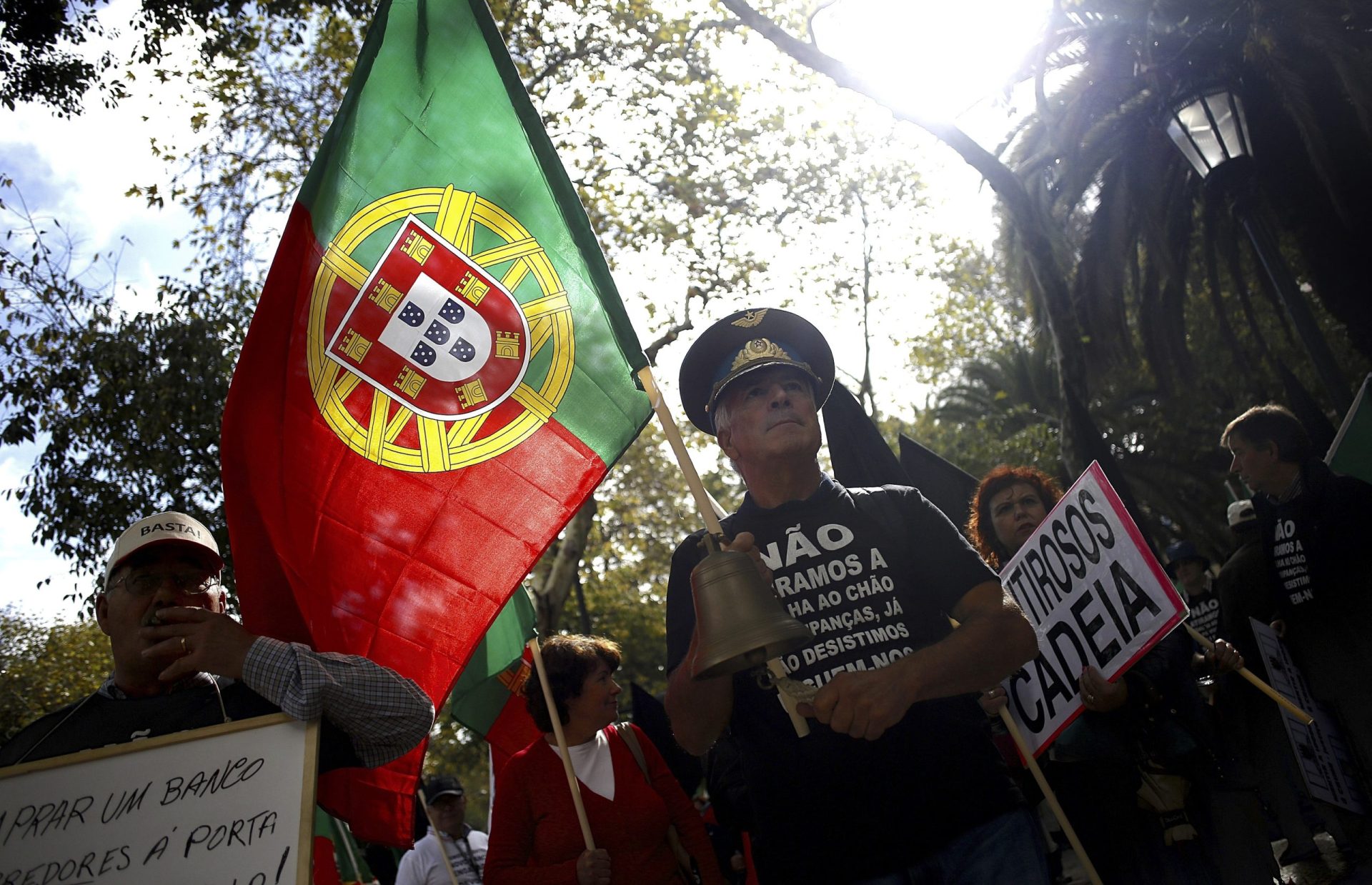 BES. Dezenas de lesados protestam junto à sede do Novo Banco