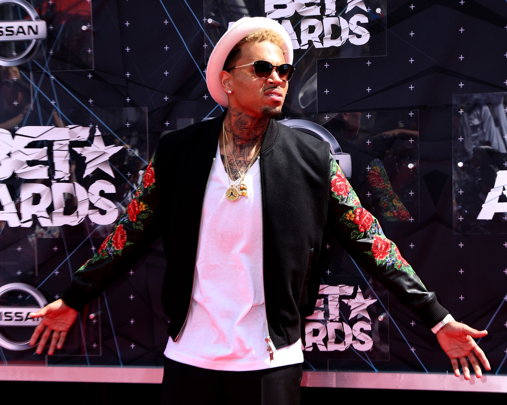 Segurança de Chris Brown agride mulher numa festa