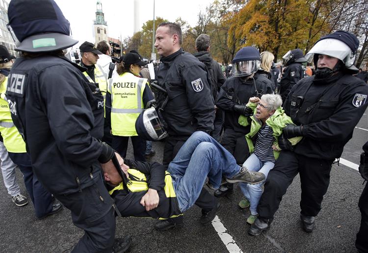 Berlim. Manifestação anti-refugiados acaba com 40 detidos