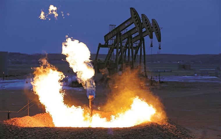 Preços do petróleo continuam a cair. O que está a mudar?