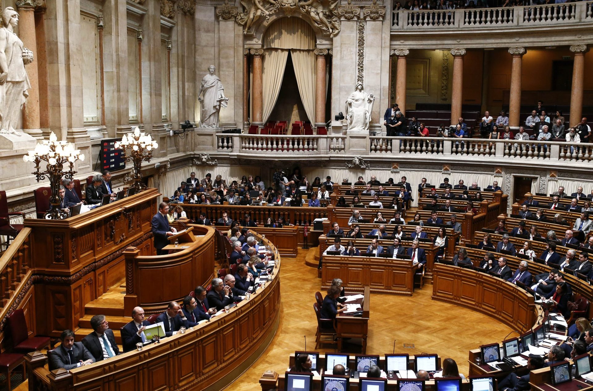 Redução para 50% da CES aprovada no Parlamento