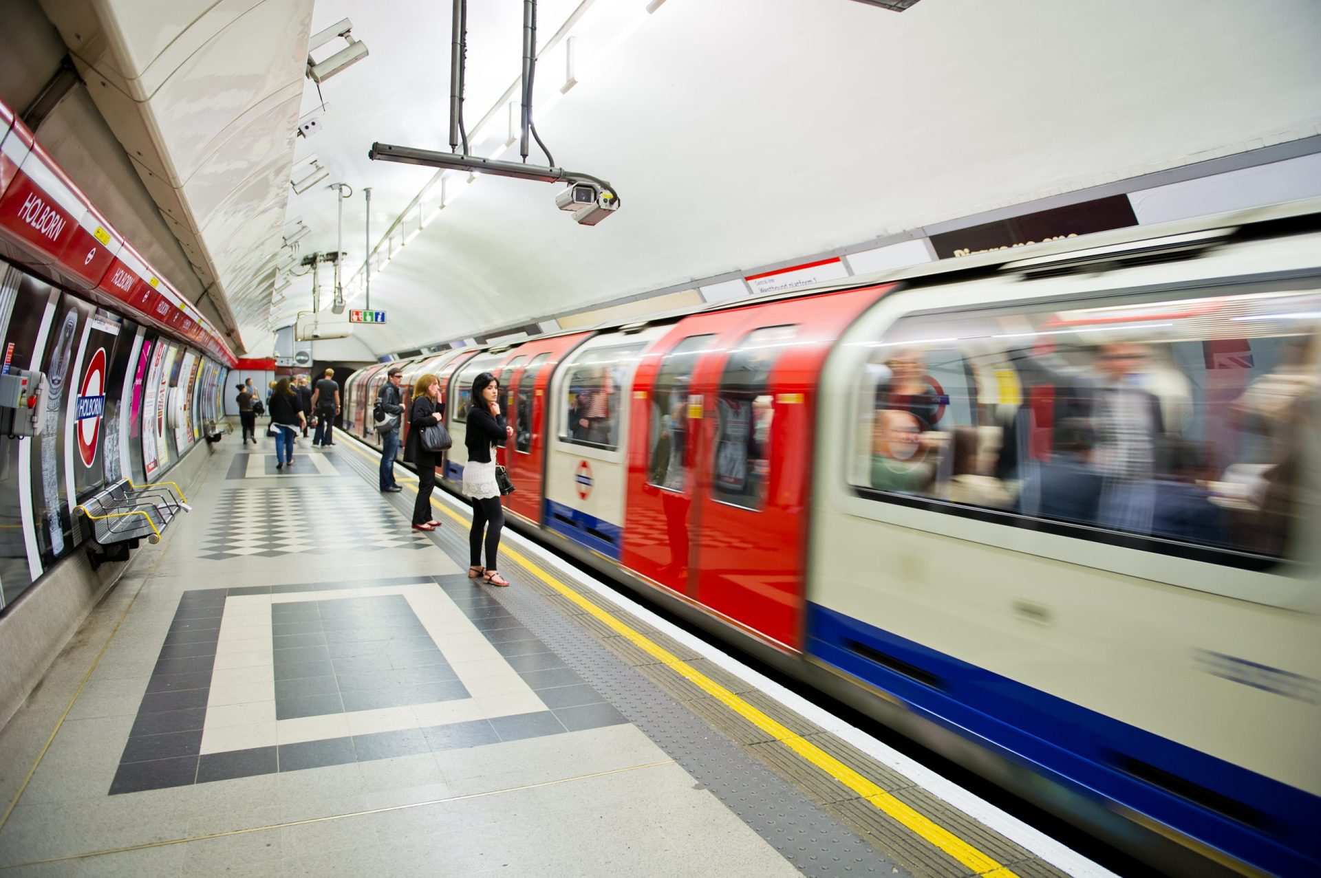 Passageiro esfaqueado no metro de Londres. Agressor grita pela Síria