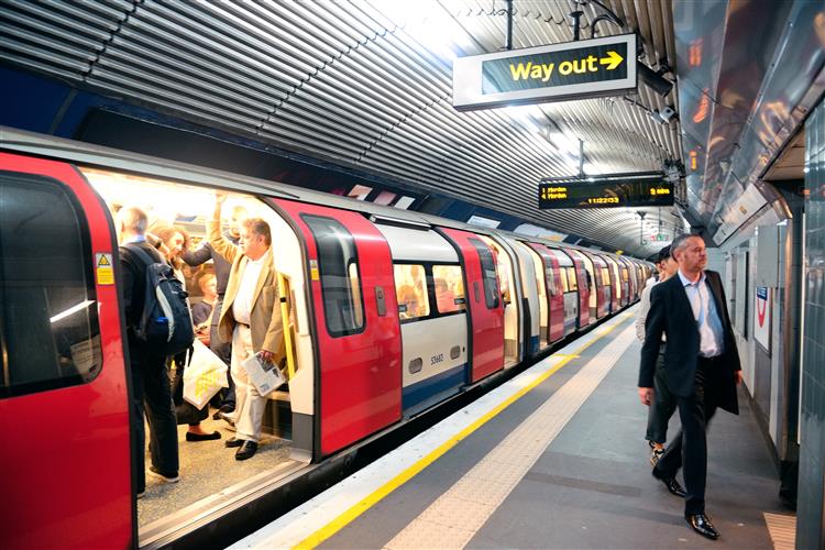 Polícia antiterrorista investiga esfaqueamentos no metro de Londres