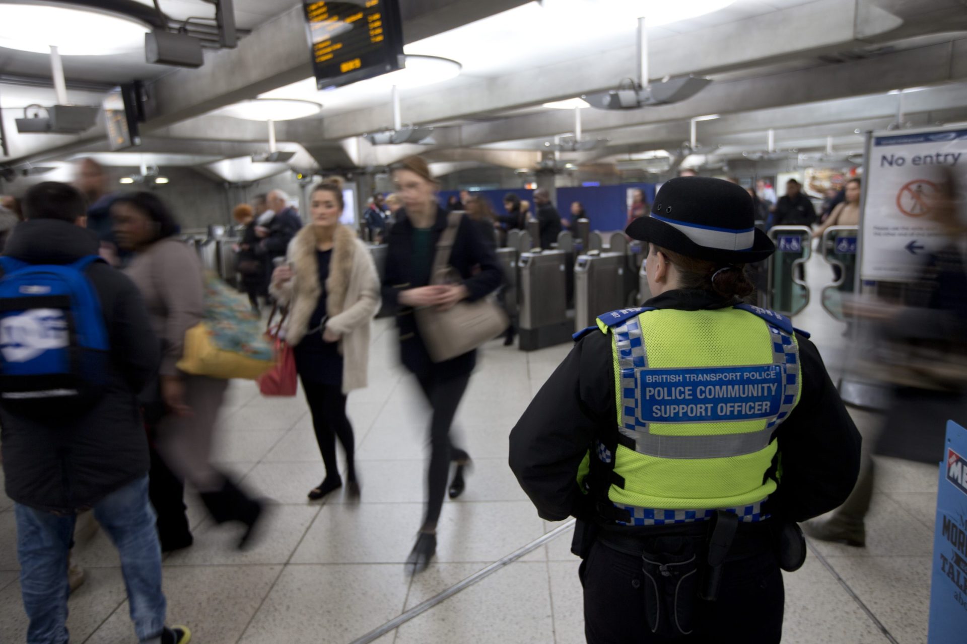 Homem acusado de esfaquear passageiros no metro de Londres foi a tribunal