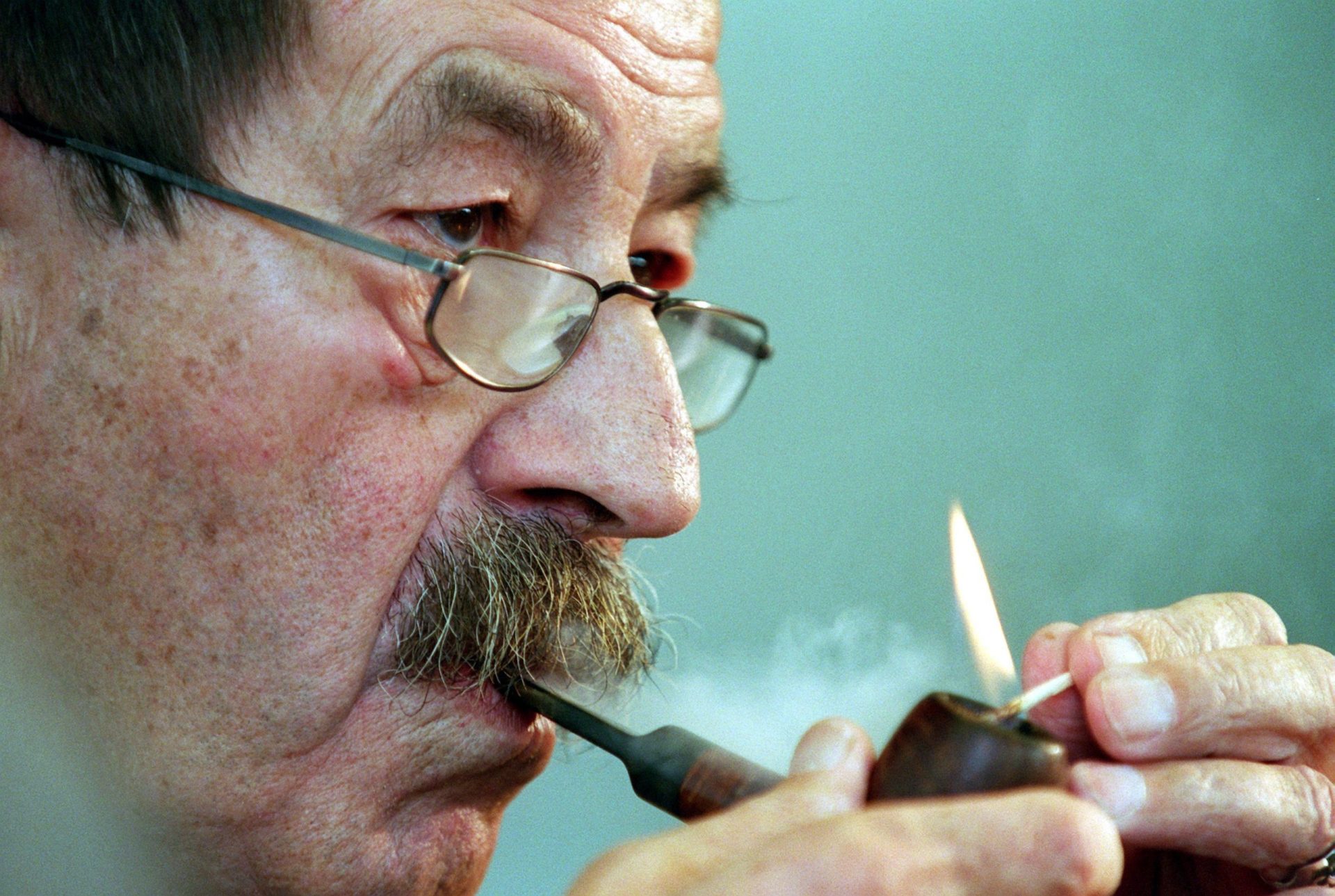 Mercado português com cerca de uma dezena de livros de Günter Grass