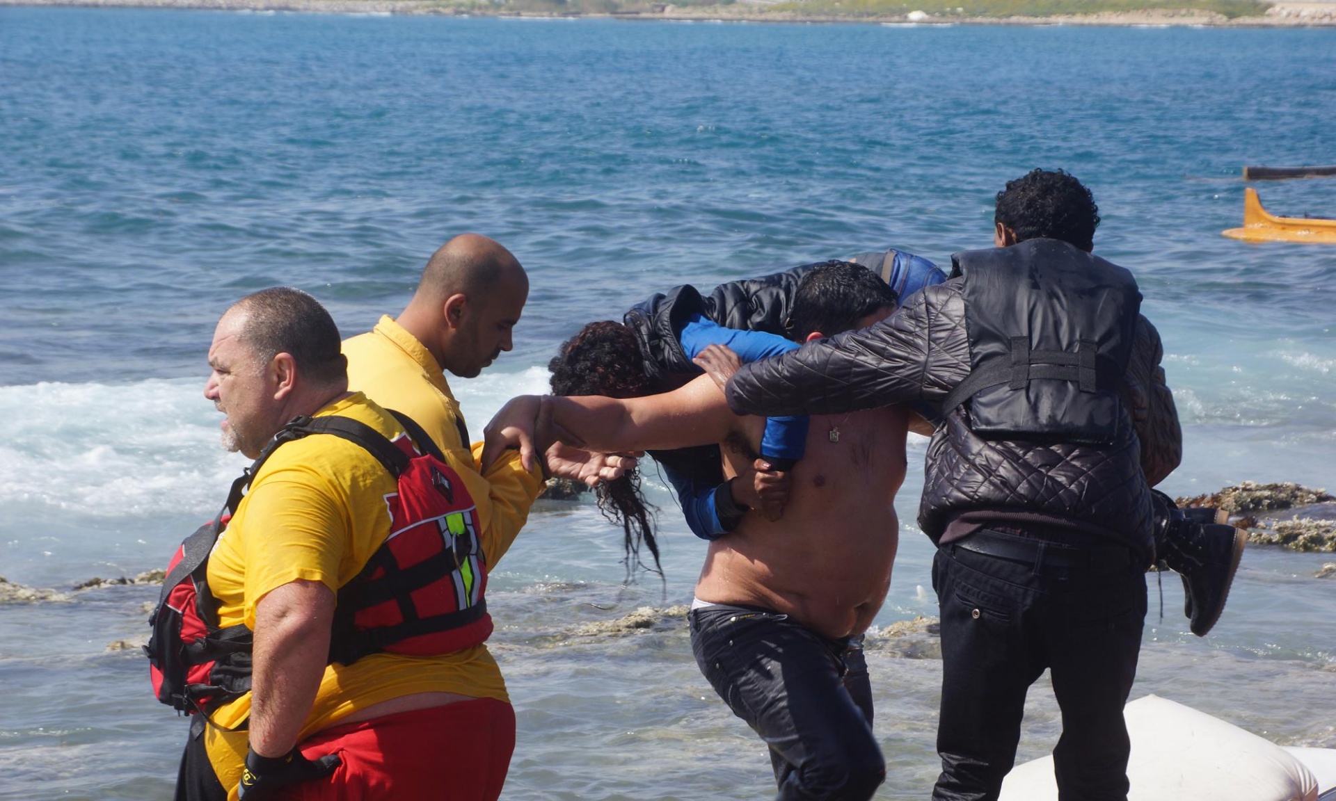 Crise no Mediterrâneo. A história e a foto do herói grego na praia