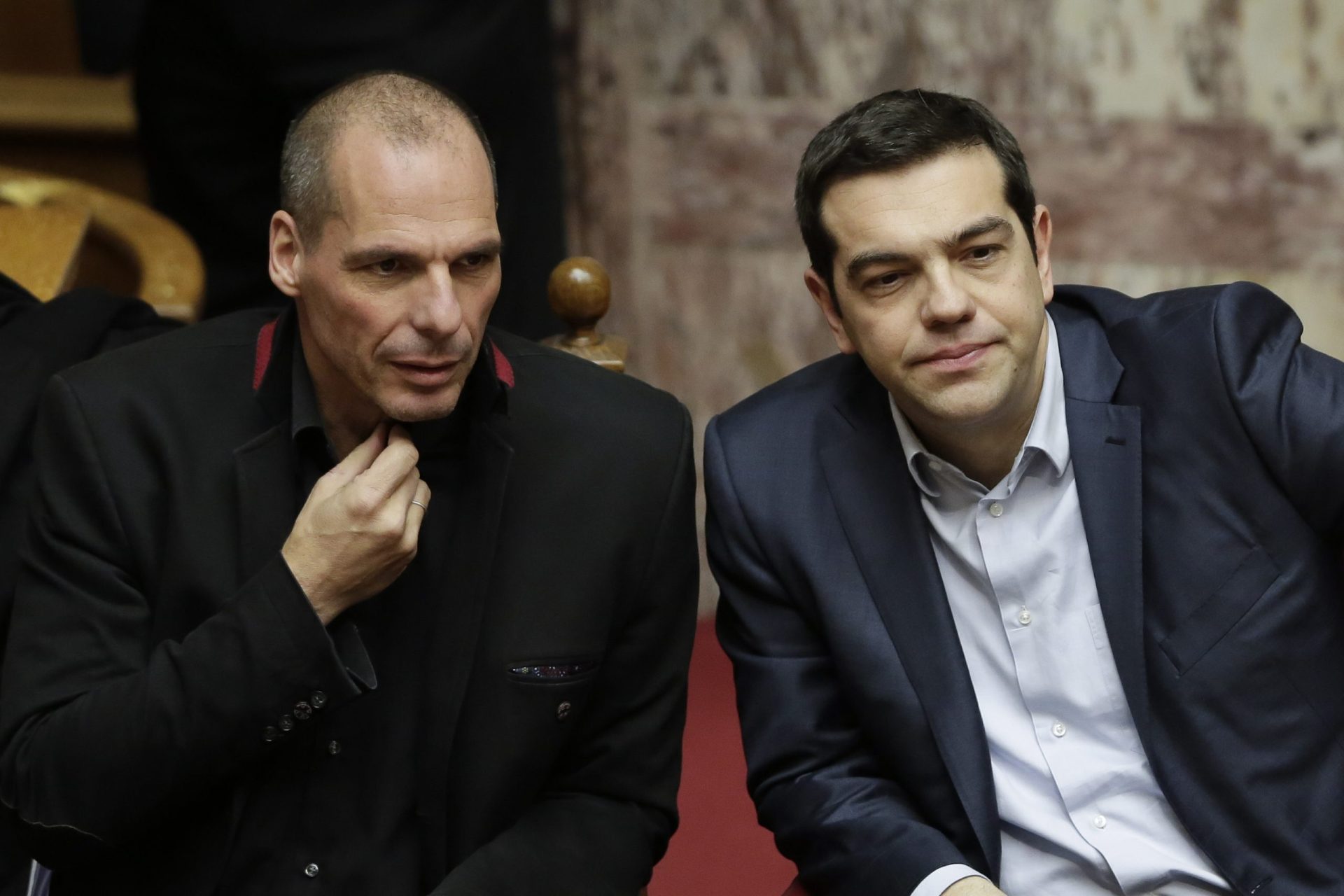 Grécia. Varoufakis vacila mas não cai com mudanças na equipa de negociação